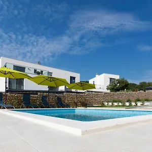 apartments4friends-apartment-nina.hotels-in-trogir.com/